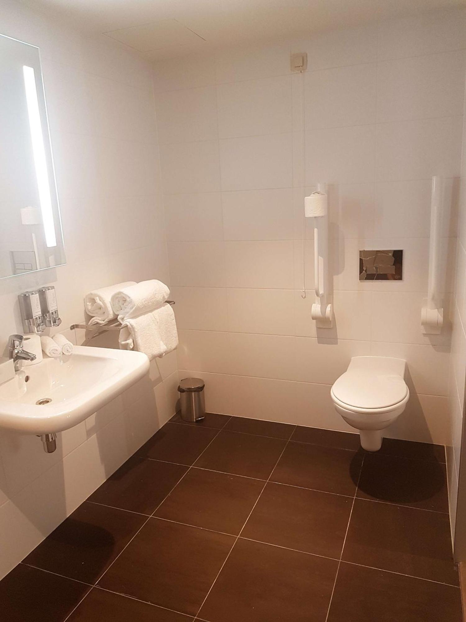 Hampton By Hilton Antwerp Central Station Екстериор снимка